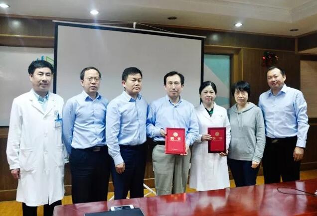 儿童眼病专家——杨东生、王平教授来兰会诊