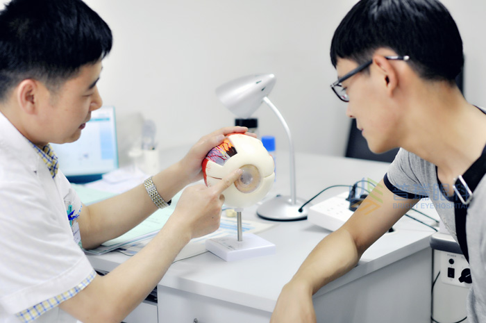 早早走出激光近视手术误区